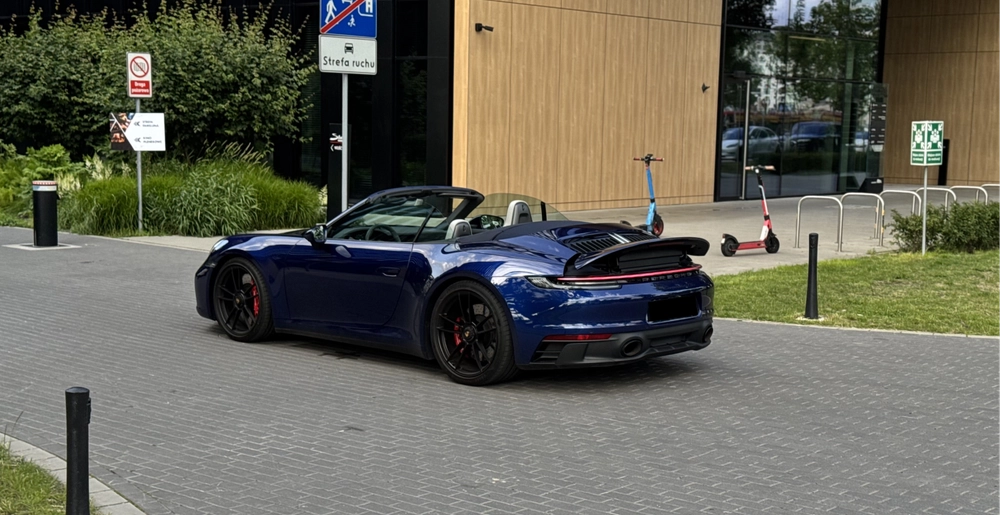 Porsche 911 Carrera 4 GTS Cabriolet – tył samochodu, dach otwarty, kolor niebieski, wynajem Warszawa SK CARS