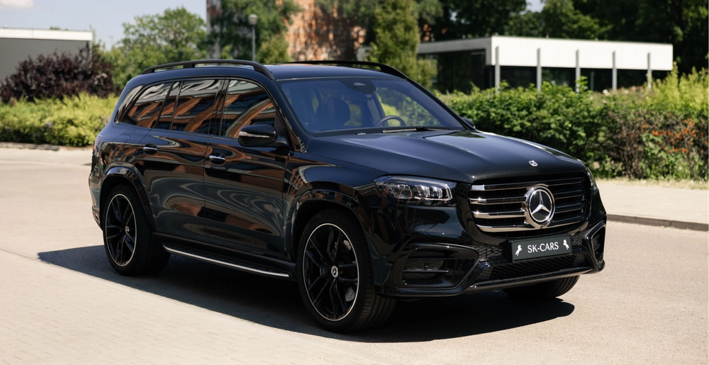 Mercedes-Benz GLS 450d 4MATIC w czarnym kolorze – wynajem luksusowego SUV-a w Warszawie