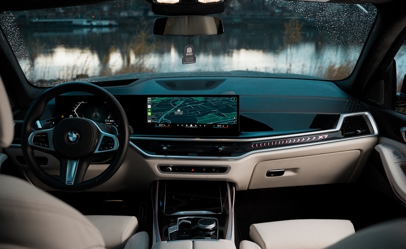 Wnętrze BMW X7 xDrive 40 – luksusowa kabina z cyfrowym kokpitem i nowoczesnym systemem multimedialnym. Wynajem premium Warszawa – SK CARS.