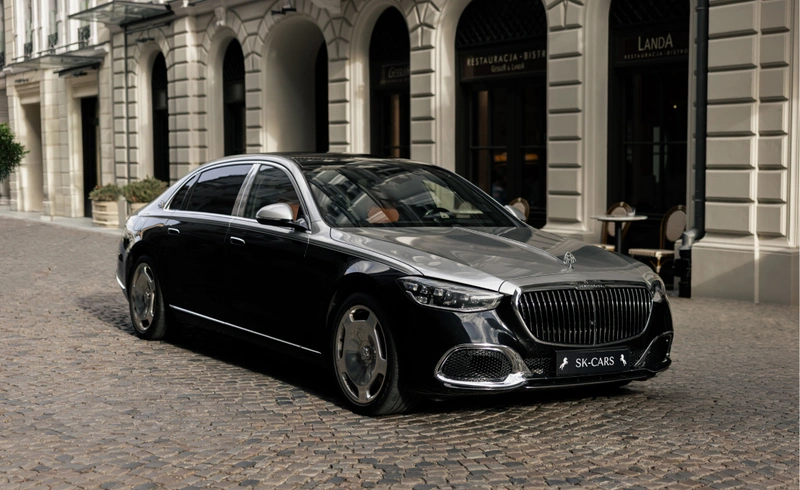 Mercedes-Maybach S580 w czarno-srebrnym nadwoziu na ulicy w Warszawie – wynajem SK CARS