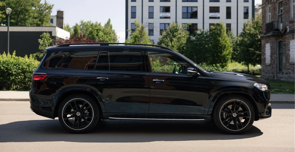Mercedes-Benz GLS 450d 4MATIC z profilu – luksusowy pełnowymiarowy SUV