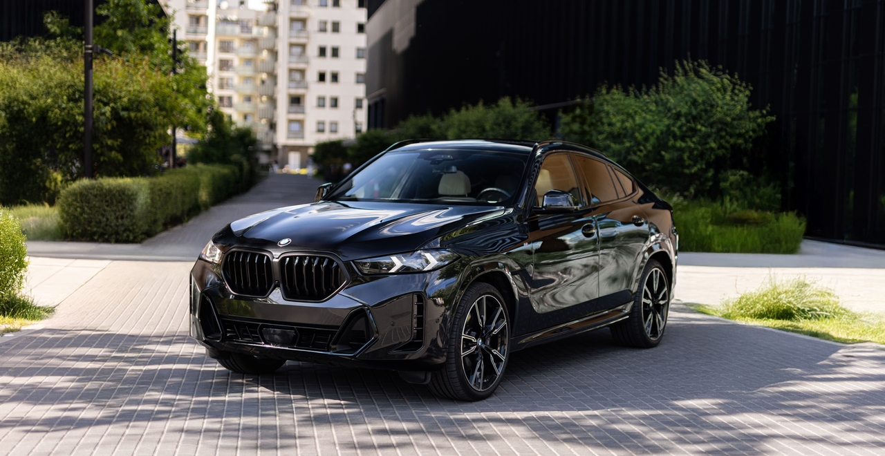 BMW X6 xDrive40d M Sport w czarnym kolorze – sportowy SUV klasy premium do wynajęcia w Warszawie. Styl, moc i elegancja z SK CARS.