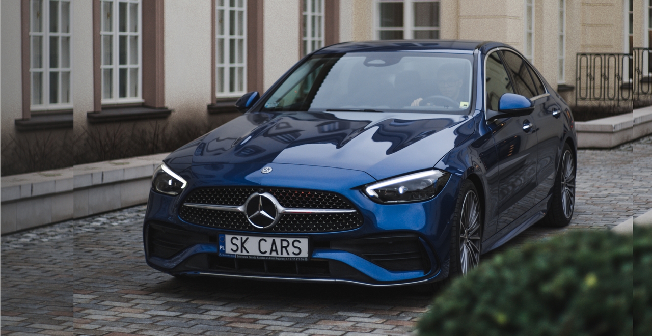 Zbliżenie na atrapę chłodnicy i reflektory Mercedes-Benz C-Class, ukazujące precyzję i wyrafinowanie w każdym detalu.