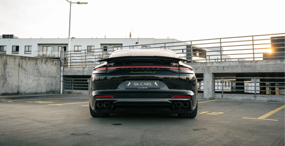 Задний вид Porsche Panamera Turbo S E-Hybrid с поднятым активным спойлером.