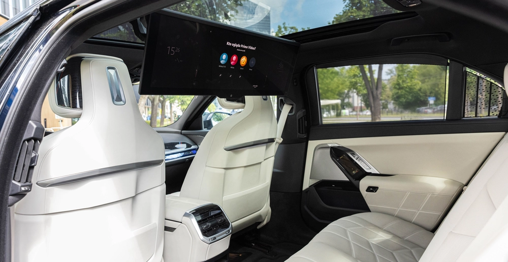 Rear seats of the BMW 740d xDrive M Sport with premium leather, touch controls, and BMW Theatre Screen. Ultimate rear-seat comfort and in-car entertainment – available at SK CARS Warsaw.