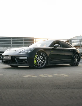 Porsche Panamera Turbo S E-Hybrid zaparkowane w Warszawie, widok z przodu pod kątem, wynajem w SK CARS.