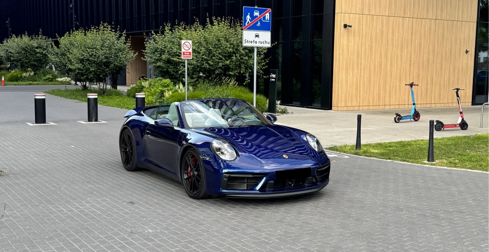 Porsche 911 Carrera 4 GTS Cabriolet w kolorze granatowym – widok z przodu z otwartym dachem, wynajem Warszawa SK CARS