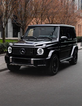 Mercedes G63 AMG LIFT — widok z przodu, czarny luksusowy SUV zaparkowany w centrum Warszawy