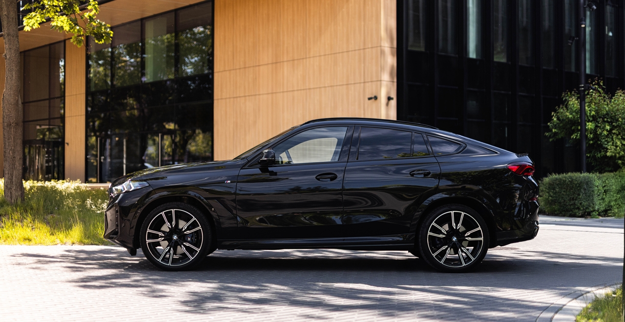 BMW X6 xDrive40d M Sport – czarny SUV coupé z profilu, elegancki wygląd, dostępny na wynajem w Warszawie w SK CARS.