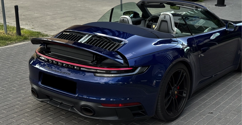 Porsche 911 Carrera 4 GTS Cabriolet – tył auta z otwartym dachem, kolor niebieski, wynajem Warszawa SK CARS