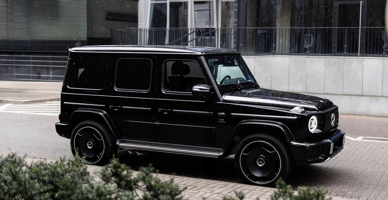 Mercedes G63 AMG LIFT — widok z boku, czarny SUV klasy premium z silnikiem V8 na tle miasta w Warszawie