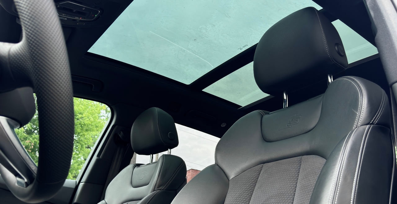 Audi Q7 50 TDI quattro S line – czarne skórzane fotele z logo S i panoramiczny dach, widok wnętrza – wynajem Warszawa SK CARS