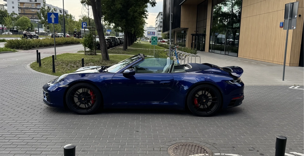 Porsche 911 Carrera 4 GTS Cabriolet – widok z boku, dach otwarty, kolor niebieski, wynajem Warszawa SK CARS