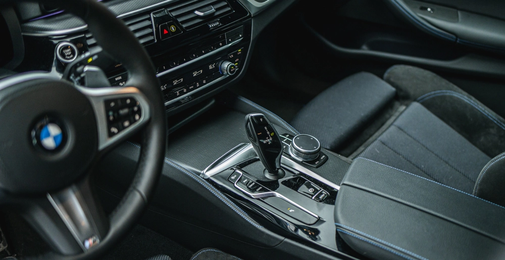 Центральная консоль BMW 5 серии с инновационными элементами управления. Забронируйте премиальный автомобиль в SK CARS.