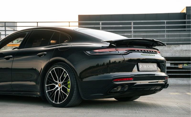 Задняя часть Porsche Panamera Turbo S E-Hybrid с активным спойлером и спортивной выхлопной системой.
