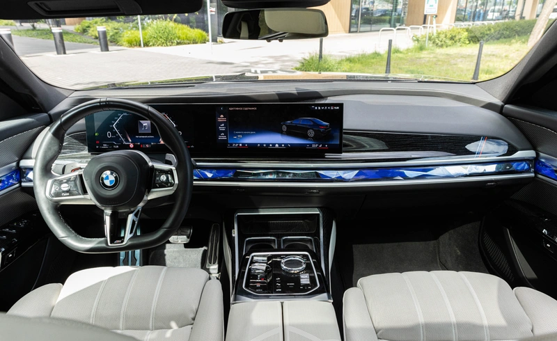 Interior of the BMW 740d xDrive M Sport – luxury sedan with digital cockpit, ambient lighting, and high-end materials. Rent premium cars in Warsaw – SK CARS.