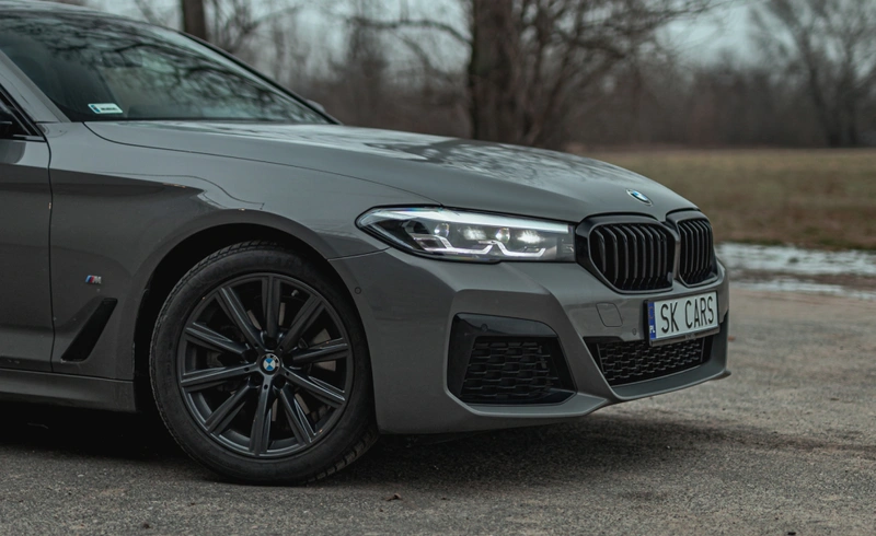 Zbliżenie przodu BMW 5 Series. Nowoczesny design i moc dostępne do wynajmu w SK CARS.