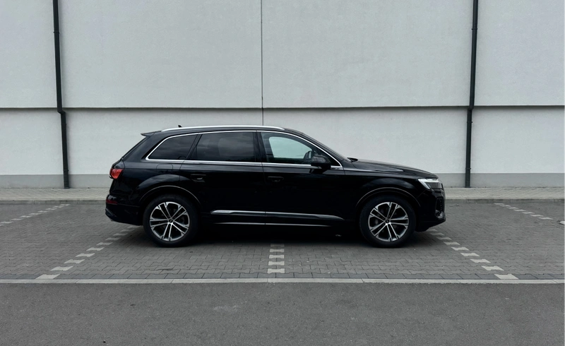 Audi Q7 50 TDI quattro S line czarny bok widok – wynajem Warszawa SK CARS