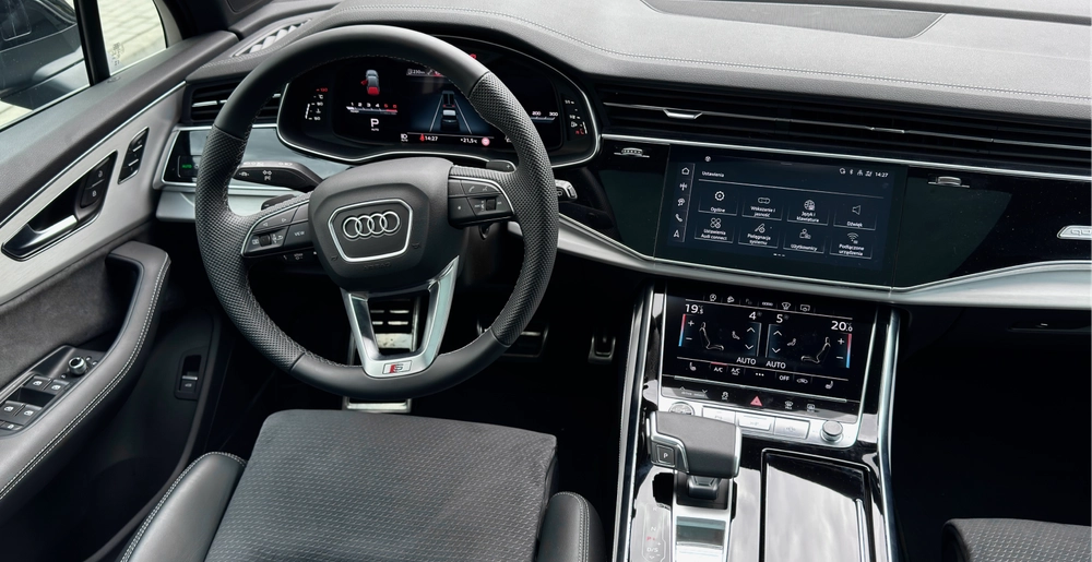 Audi Q7 50 TDI quattro S line czarny wnętrze – widok na kierownicę, ekran dotykowy i konsolę centralną – wynajem Warszawa SK CARS