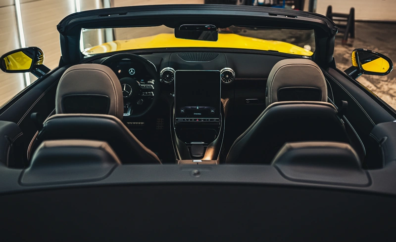 Wnętrze Mercedes SL55 AMG — widok z tylnego siedzenia, multimedia i kierownica AMG