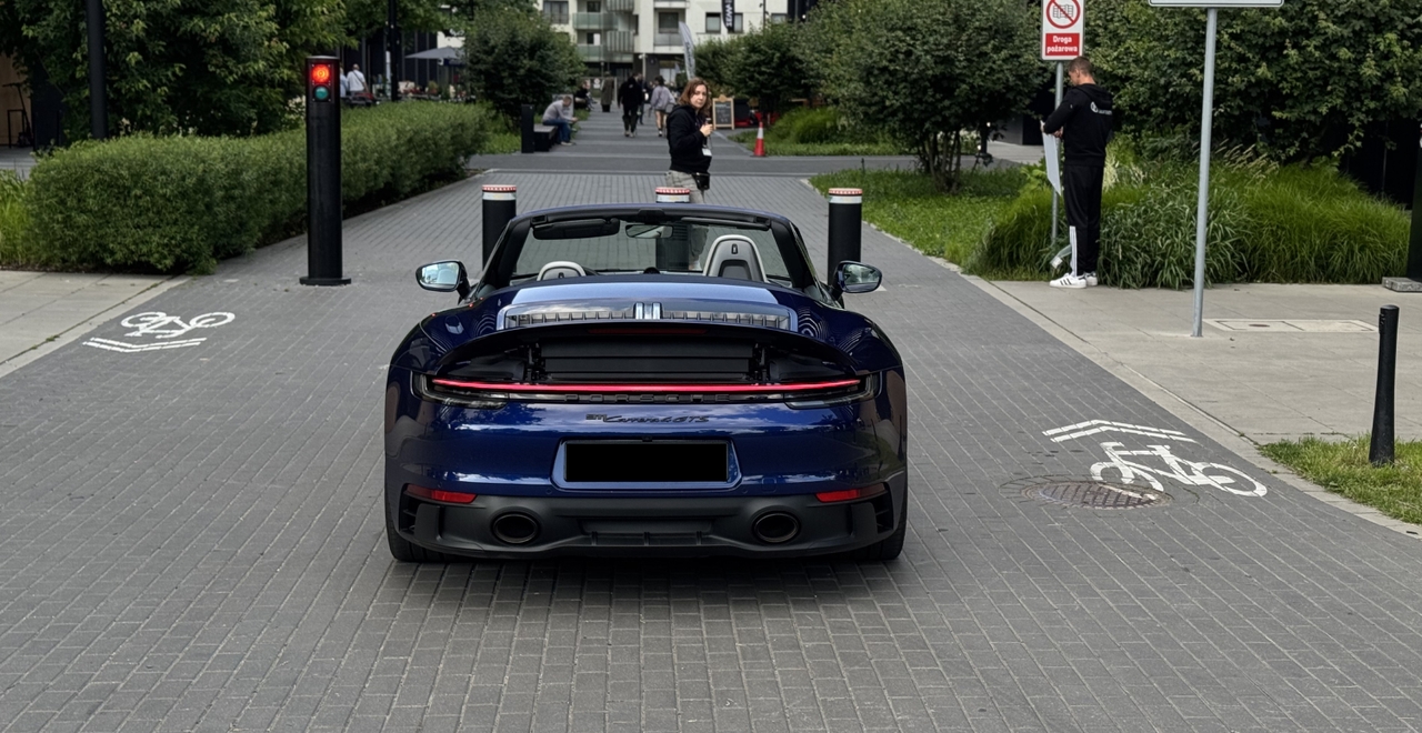 Porsche 911 Carrera 4 GTS Cabriolet – tył samochodu, dach otwarty, kolor niebieski, wynajem Warszawa SK CARS