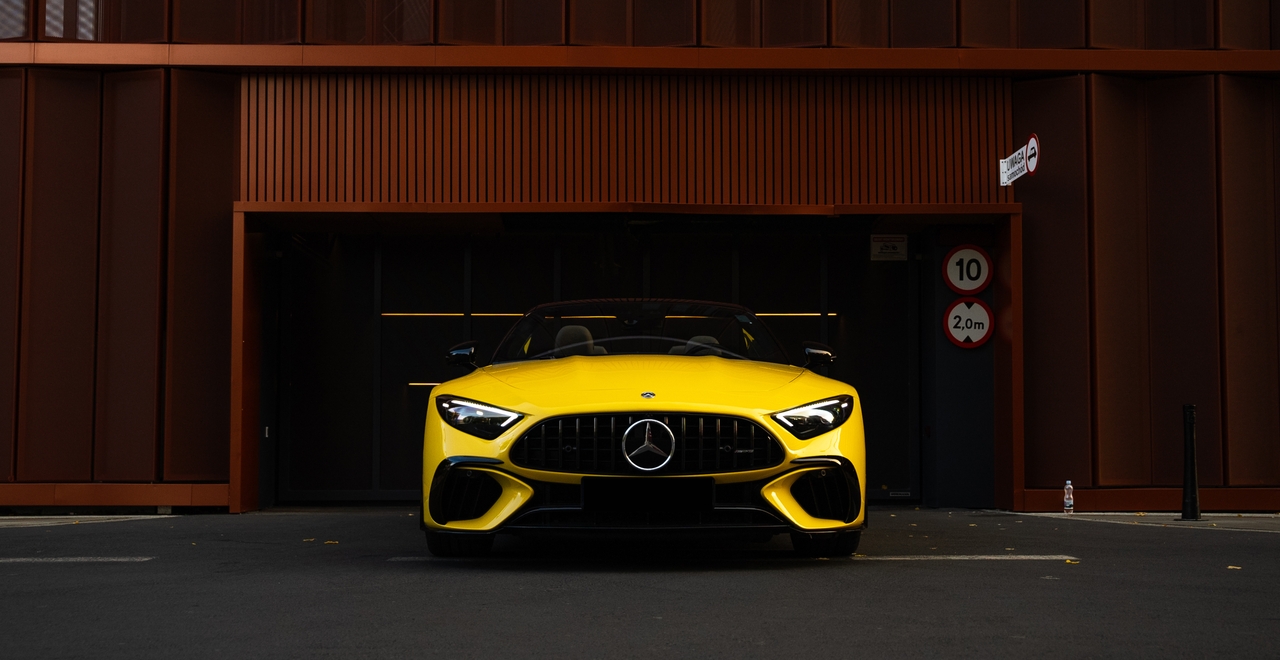 Mercedes SL55 AMG — front view with urban background