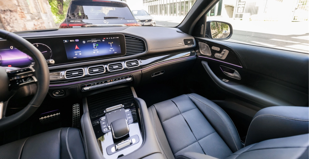 Przednia część wnętrza Mercedes-Benz GLS 450d z cyfrowym systemem multimedialnym