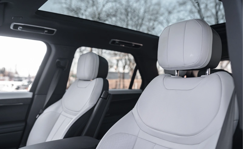 Белый Range Rover Sport на улице в Варшаве, вид сзади, аренда премиального внедорожника SK CARS.