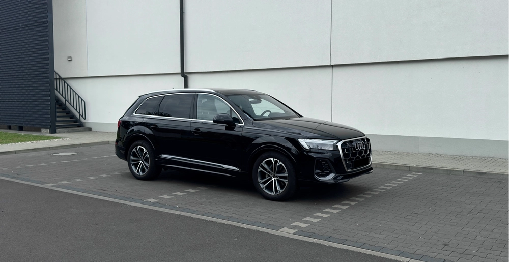 Audi Q7 50 TDI quattro S line czarny widok z przodu z boku – wynajem Warszawa SK CARS