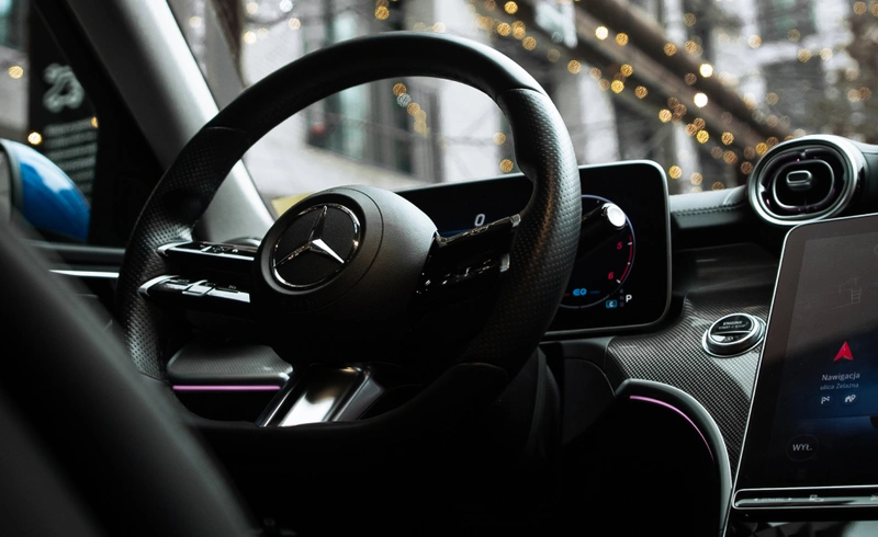 Nowoczesne wnętrze Mercedes-Benz z naciskiem na komfort i technologie. Wynajmij samochód klasy premium w SK Cars!