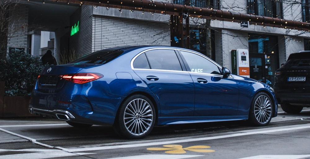 Luksusowy niebieski Mercedes C-Class do wynajęcia od SK CARS. Idealny wybór na stylowe podróże po mieście. Zarezerwuj teraz!