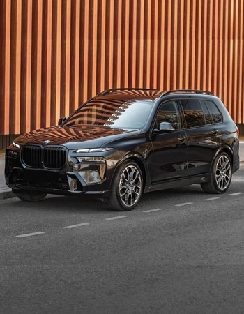 Black BMW X7 xDrive 40 luxury SUV parked in Warsaw – premium car rental by SK CARS.