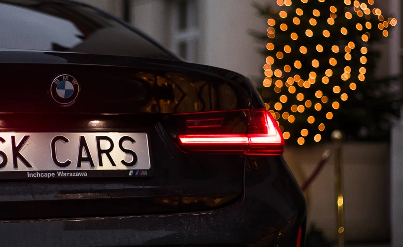 Elegancki tył BMW z podświetloną tablicą rejestracyjną SK CARS, idealny na stylowe nocne przejażdżki.