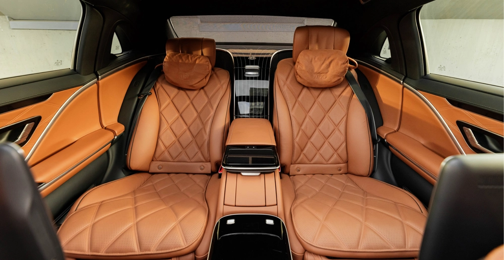 Oddzielne tylne fotele Mercedes-Maybach S580 ze skórzaną tapicerką i centralną konsolą