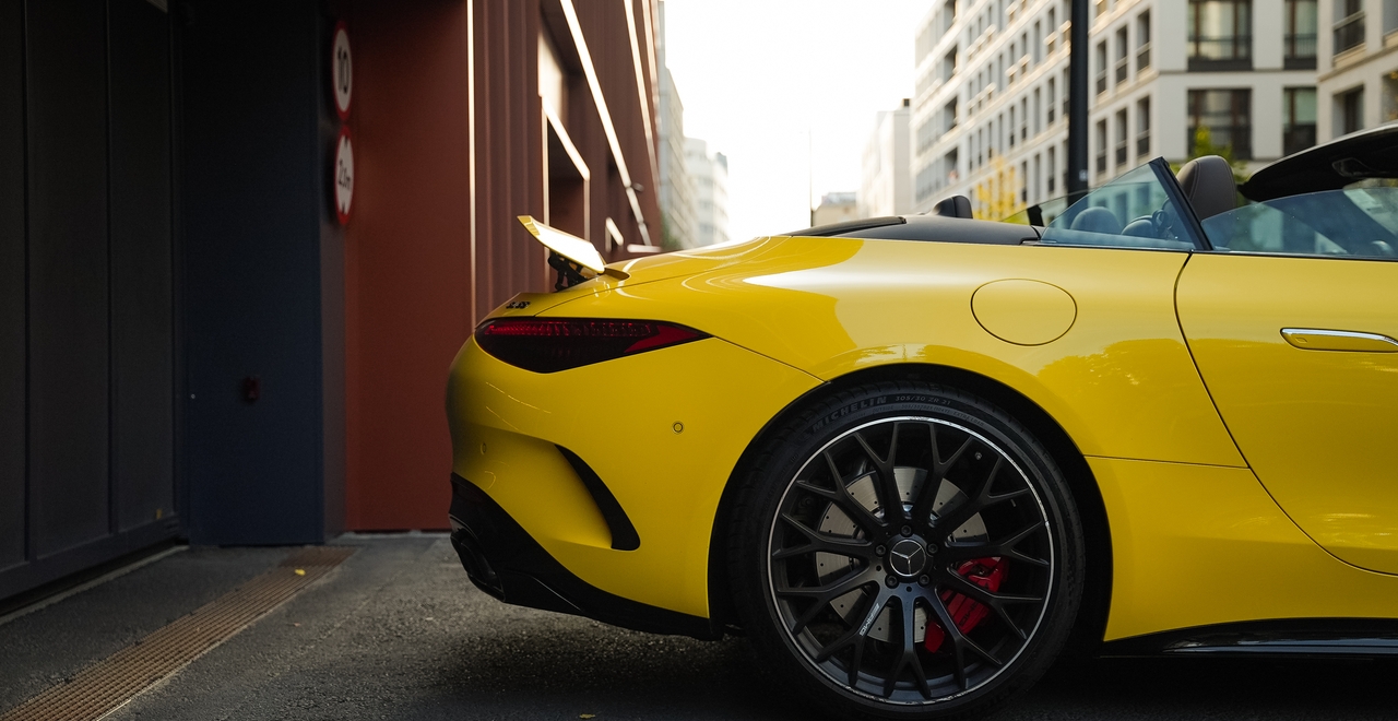Mercedes SL55 AMG — rear side with extended spoiler, focus on alloy wheels and brake calipers