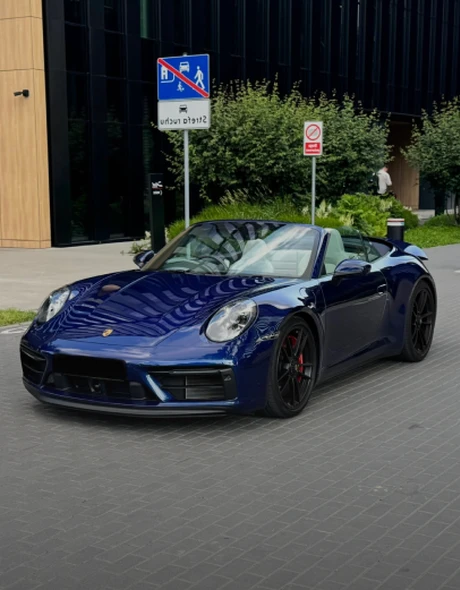 Porsche 911 Carrera 4 GTS Cabriolet w kolorze granatowym – widok z przodu, wynajem Warszawa SK CARS