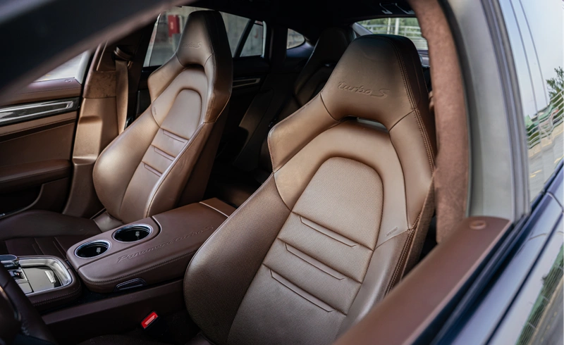 Кожаные спортивные сиденья Porsche Panamera Turbo S E-Hybrid с премиальной отделкой салона.