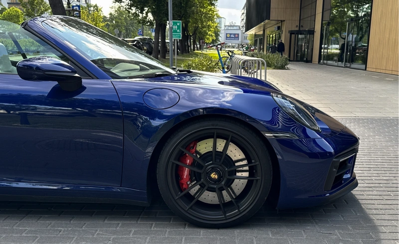 Porsche 911 Carrera 4 GTS Cabriolet niebieski – felga z czerwonymi zaciskami hamulcowymi, wynajem Warszawa SK CARS