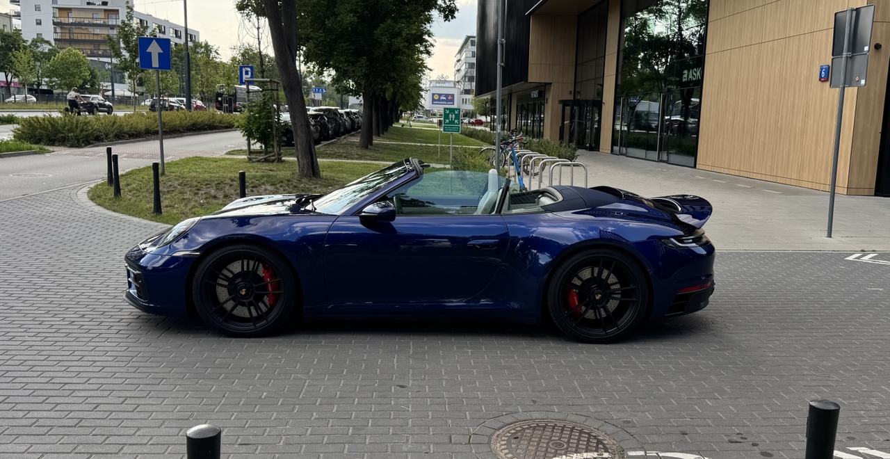 Porsche 911 Carrera 4 GTS Cabriolet – widok z boku, dach otwarty, kolor niebieski, wynajem Warszawa SK CARS