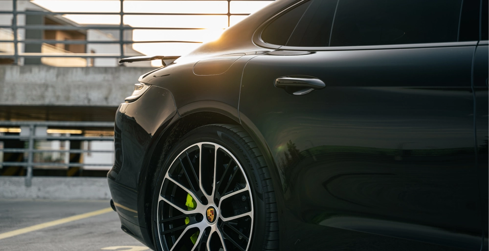 Заднее колесо Porsche Panamera Turbo S E-Hybrid с фирменными дисками Porsche и зелёными тормозными суппортами.