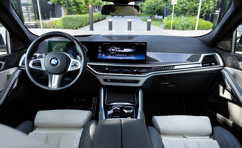 Luksusowe wnętrze BMW X6 xDrive40d M Sport – skórzana tapicerka, cyfrowy kokpit i karbonowe wykończenia. Wynajem premium w Warszawie – SK CARS.