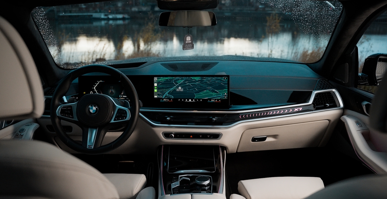 Nowoczesne wnętrze BMW X7 xDrive 40 z cyfrowym kokpitem, nawigacją GPS i eleganckim podświetleniem ambientowym. Komfort klasy premium w SK CARS Warszawa.