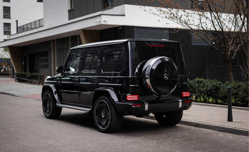 Widok tyłu Mercedes G63 AMG LIFT — czarny G-Wagon na ulicy w Warszawie