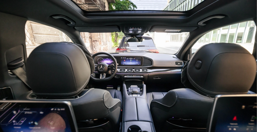 Przestronne wnętrze Mercedes-Benz GLS 450d z panoramicznym dachem i cyfrowym kokpitem