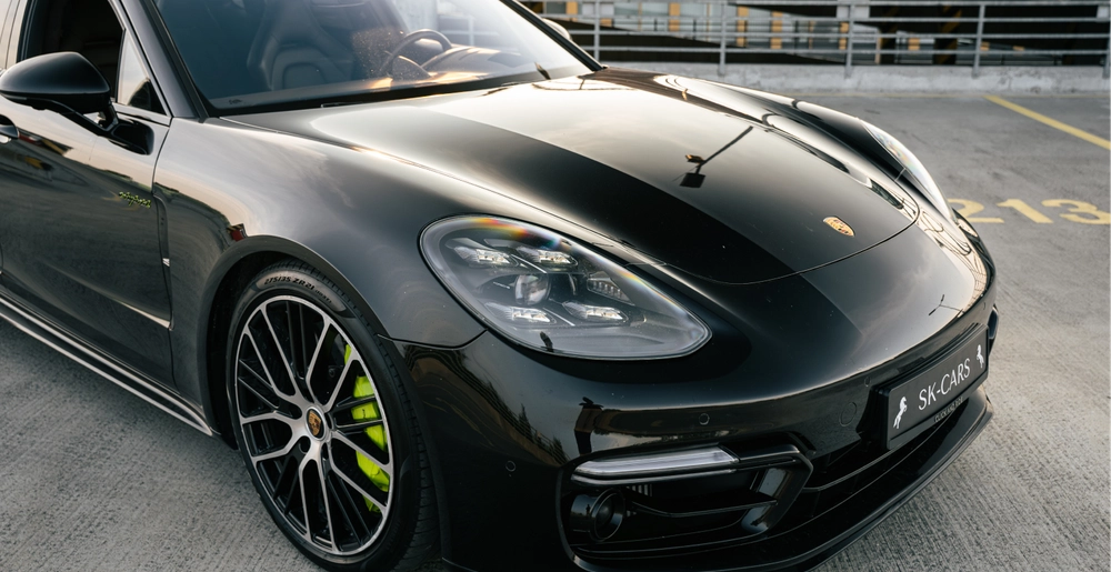 Передняя часть Porsche Panamera Turbo S E-Hybrid с матричными светодиодными фарами.