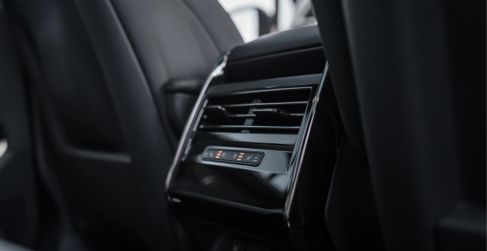 Задние воздуховоды и климат-контроль для пассажиров Range Rover Sport.