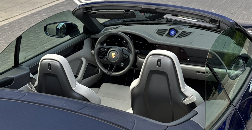 Porsche 911 Carrera 4 GTS Cabriolet – widok wnętrza z tyłu, jasne skórzane fotele, wynajem Warszawa SK CARS