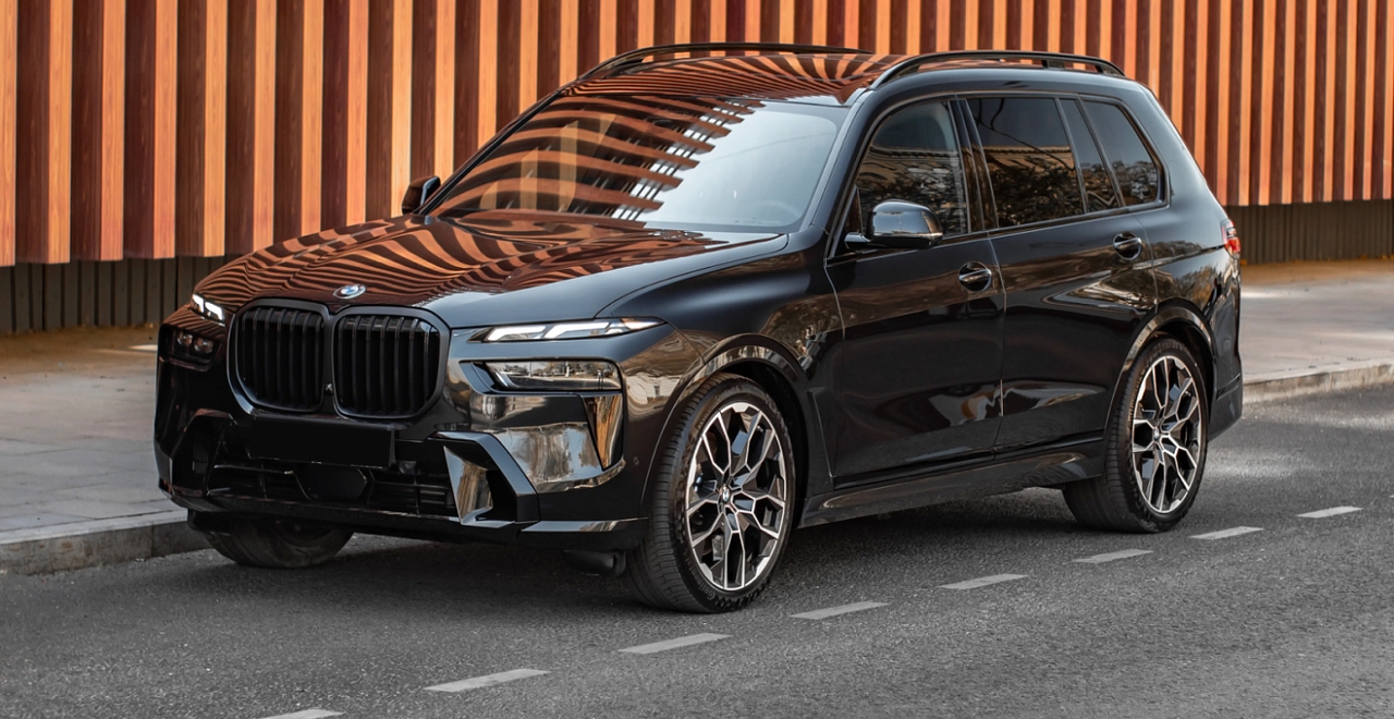 Luksusowy SUV BMW X7 xDrive 40 w czarnym kolorze zaparkowany na ulicy Warszawy – wynajem samochodów premium w SK CARS.