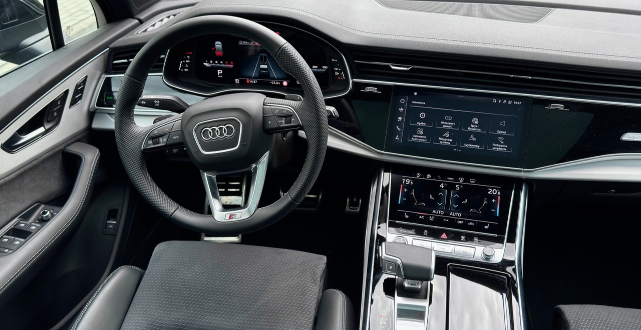 Audi Q7 50 TDI quattro S line czarny wnętrze – widok na kierownicę, ekran dotykowy i konsolę centralną – wynajem Warszawa SK CARS