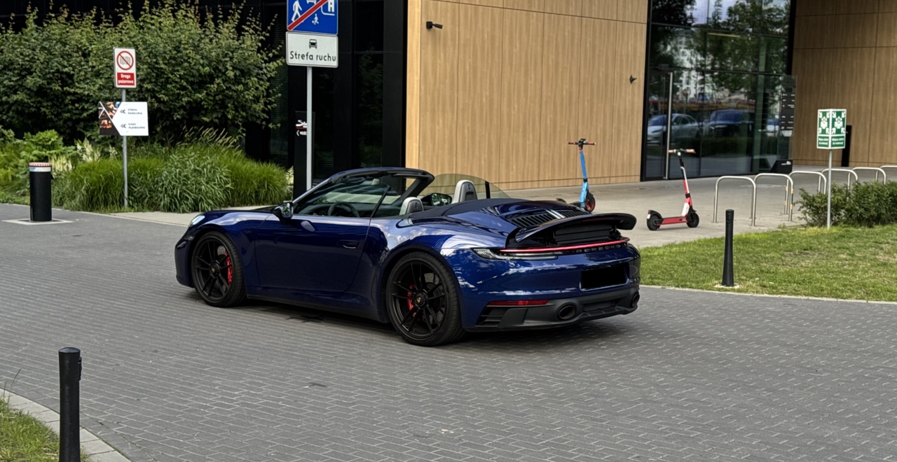 Porsche 911 Carrera 4 GTS Cabriolet – tył samochodu, dach otwarty, kolor niebieski, wynajem Warszawa SK CARS